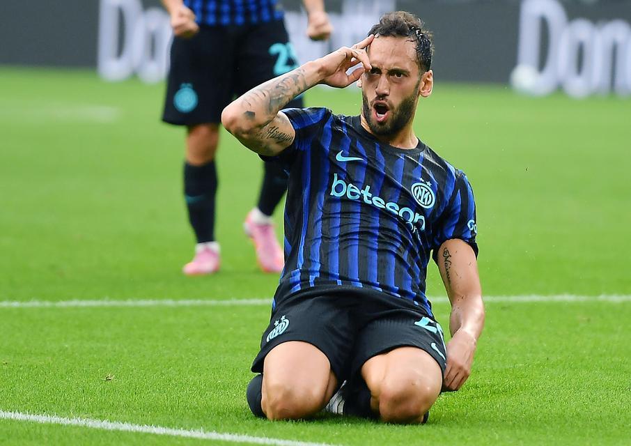 Derby d'Italia'da Türk gecesi: Kenan ve Hakan sahneye çıktı