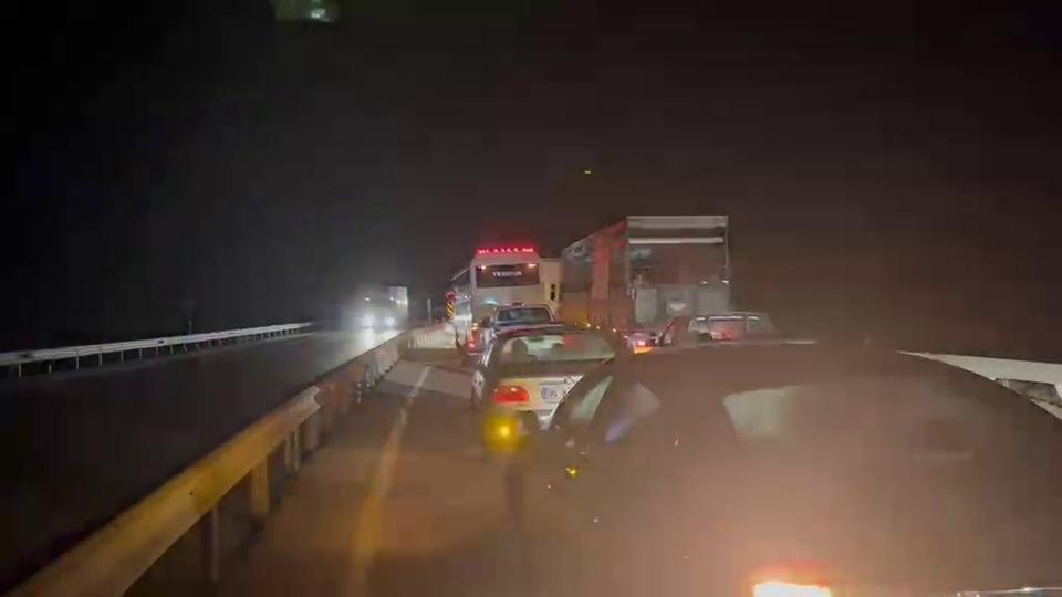 Tır devrildi, yol 3 saat ulaşıma kapandı