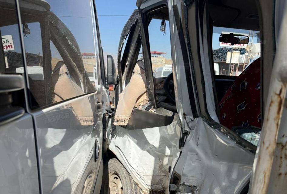 Minibüs ile kamyonet çarpıştı: 10 yaralı