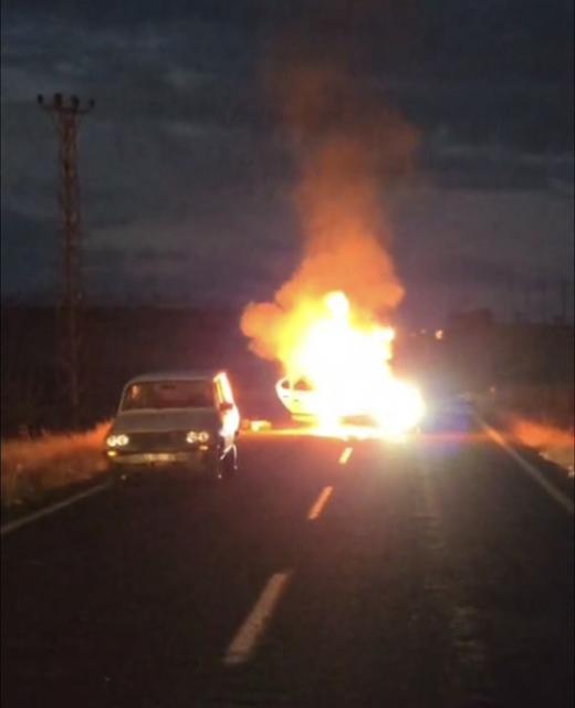 Alev alan otomobil bomba gibi patladı