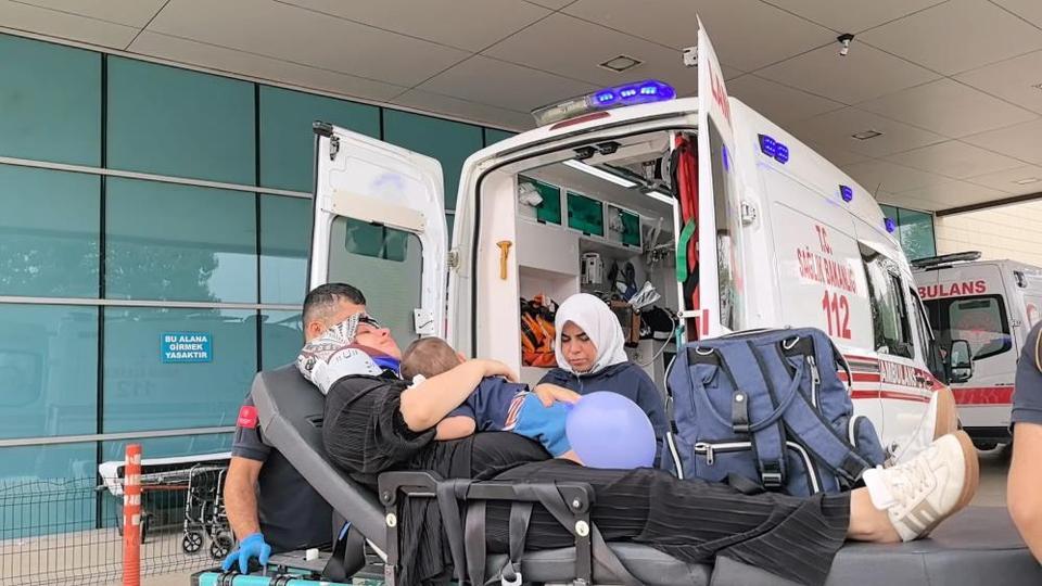 Kontrolden çıkan otomobil dehşet saçtı: 2'si çocuk 4 kişi yaralandı