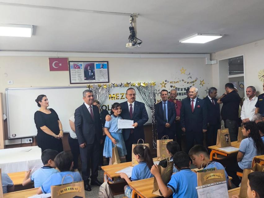 Aydın Valisi Canbolat miniklerin karne heyecanına ortak oldu
