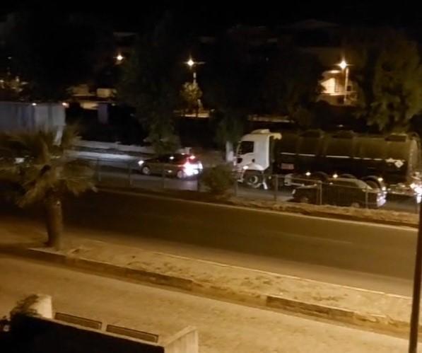 MOTOSİKLETİYLE BARİYERLERE ÇARPAN GENÇ AĞIR YARALANDI
