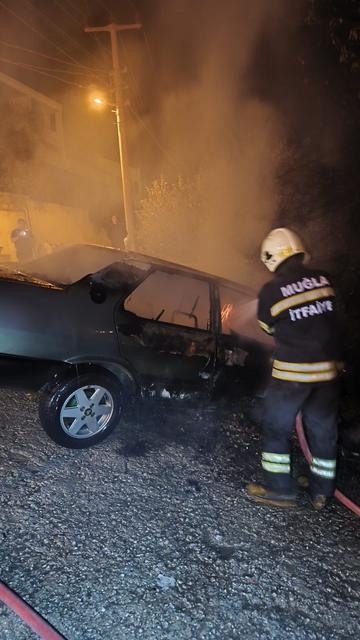 Kaza yapan otomobil alev aldı