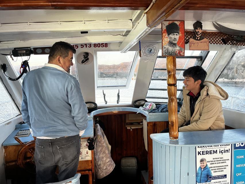 ANTALYA'DAN EĞİTİME YELKEN AÇAN TEKNE, BİR ÇOCUĞUN HAYALLERİNİ TAŞIYOR TEK ÖĞRENCİ İÇİN MAVİ YOLCULUK GİBİ OKUL SERVİSİ TEKNE İLE EVİNDEN ALINIP OKULA GÖTÜRÜLÜYOR DENİZ VE KARA SERVİSİNİ DEVLET KARŞILIYOR DENİZ YOLUYLA TARİHİN VE MAVİNİN İÇİNDEN KISKANDIRAN TAŞIMALI SİSTEM