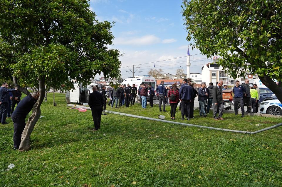 CEZA İNFAZ KORUMA ARACI DEVRİLDİ: 1 ÖLÜ, 1 YARALI HAYATINI KAYBEDEN İNFAZ KORUMADA GÖREVLİ MEMURUN EŞİ VE MESAİ ARKADAŞLARI UZUN SÜRE GÖZYAŞI DÖKTÜ