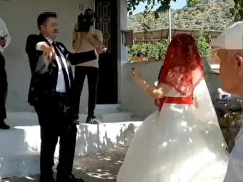 İKİ AY ÖNCE NEJLA'NIN EVLİLİĞİ İÇİN TOPLANAN SEVENLERİ, BU DEFA CENAZESİ İÇİN TOPLANDI KOCASI TARAFINDAN KESİLEREK HUNHARCA ÖLDÜRÜLEN NEJLA GELİN, GÖZYAŞLARI ARASINDA TOPRAĞA VERİLDİ NEJLA'NIN ANNESİ VE BABASI KATİLİN EN AĞIR ŞEKİLDE CEZALANDIRILMASINI İSTERKEN, BAZI YAKINLARI İSE KATİL DAMADIN EVLİLİĞİNE İZİN VEREN HEKİMLERE TEPKİ GÖSTERDİ