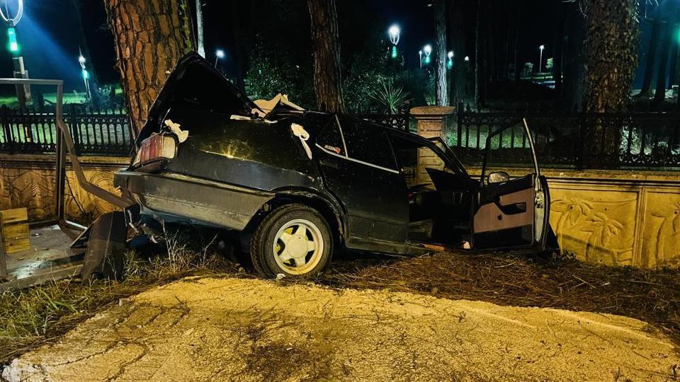 Feci kazada otomobil hurda yığınına döndü