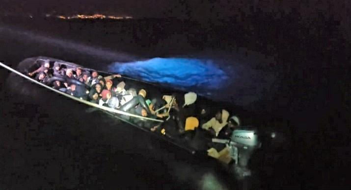 Motoru arızalanan botta 40 kişi ölümden döndü