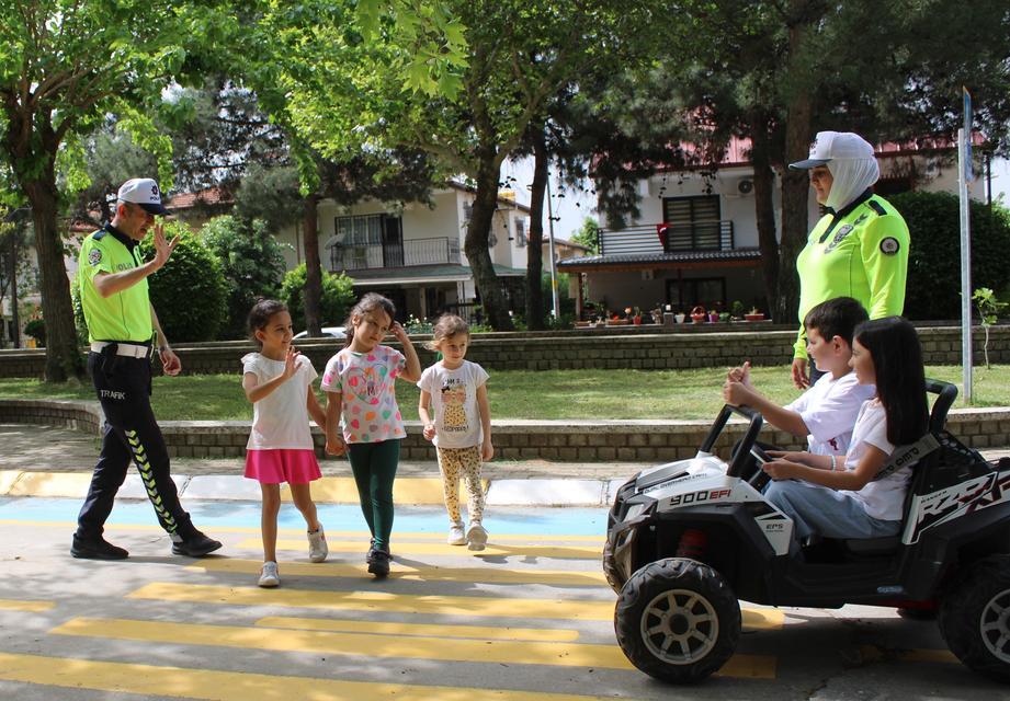 Aydın'da minikler direksiyon başına geçti