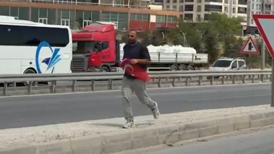 YOLA DÜŞEN TÜRK BAYRAĞINI YERDE BIRAKMADI