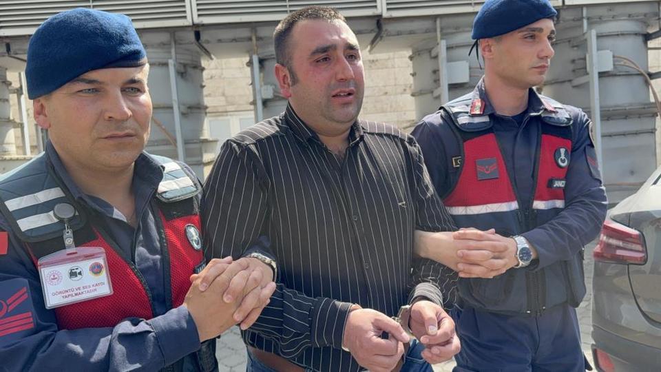 Babasını 8 kurşunla öldürdü