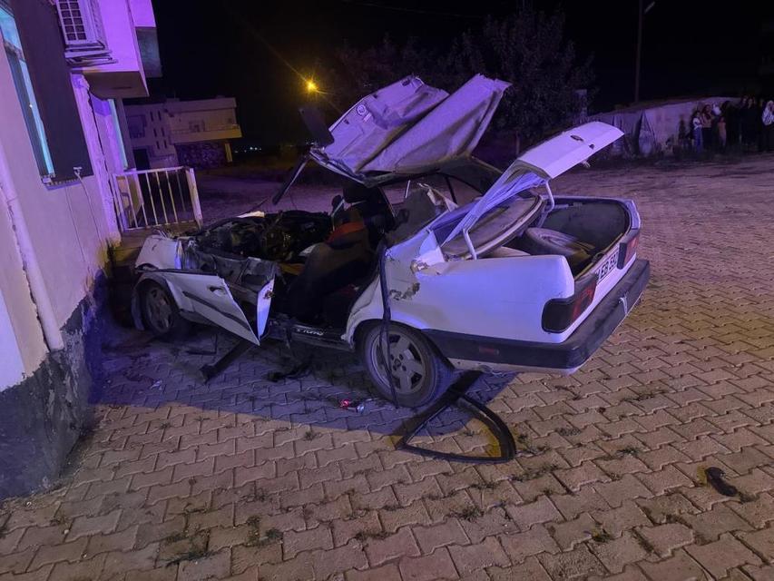 Otomobil ile traktör çarpıştı: 1'i çocuk 4 yaralı