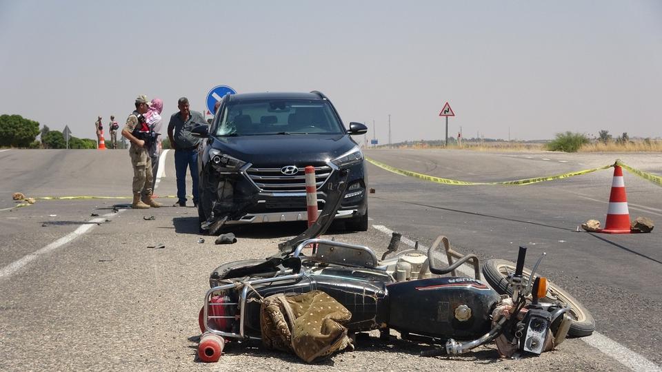 Otomobil ile çarpışan motosikletin sürücüsü hayatını kaybetti