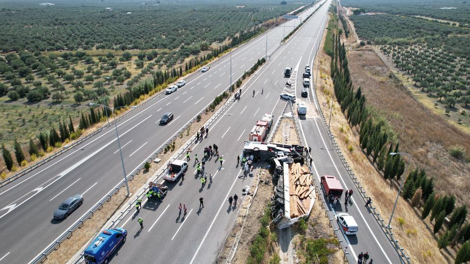AKHİSAR'DA 11 KİŞİNİN ÖLDÜĞÜ KAZADA 2 SÜRÜCÜ TUTUKLANDI