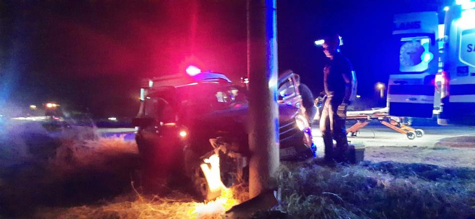 Otomobil elektrik direğine çarptı: 1 yaralı