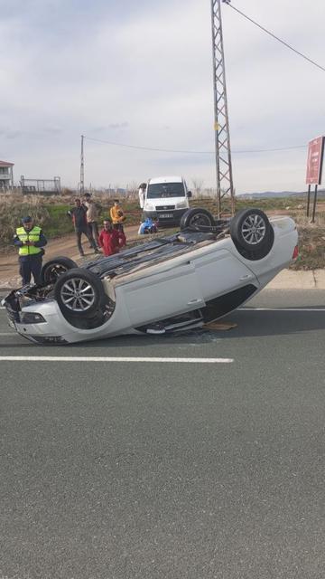 Otomobil ters döndü: 2 yaralı