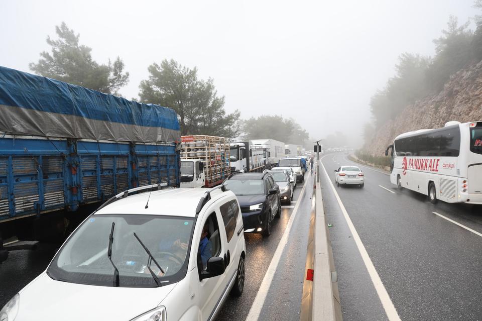 MUĞLA'DA KAZA YAPAN OTOBÜS TRAFİĞİ FELÇ ETTİ
