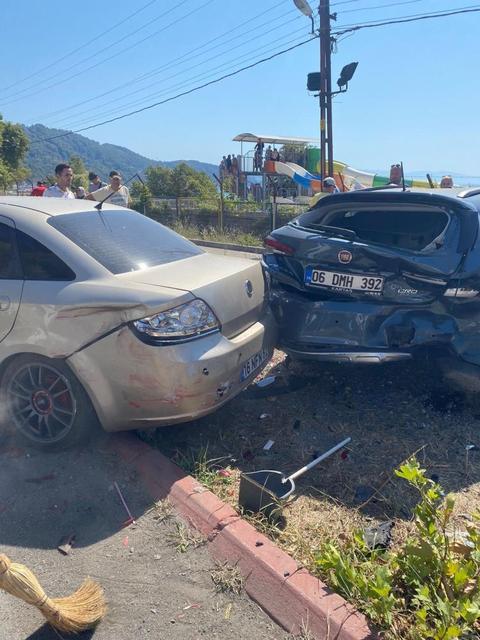Zincirleme trafik kazasında 5 araç birbirine girdi