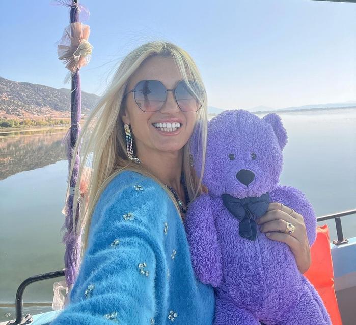 TUĞBA ÖZAY NİLÜFERLERİYLE ÜNÜ IŞIKLI GÖLÜNE HAYRAN KALDI