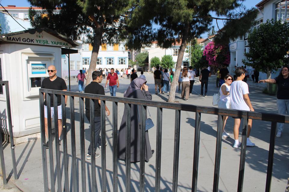 Öğrenciler sınavda veliler dışarıda ter döktü