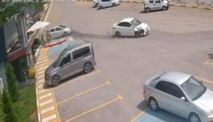 Otomobil, işletme otoparkına daldı