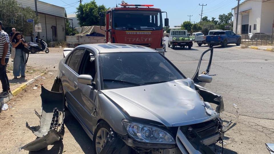 Otomobil trafoya ve otobüs durağına çarptı: 1 yaralı