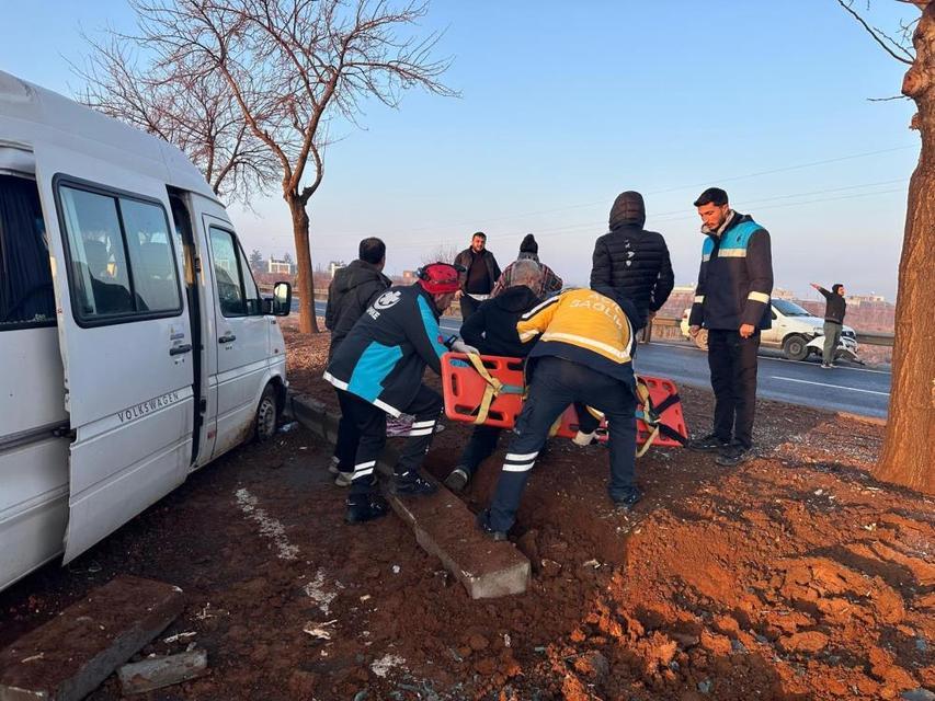 İşçi servisi ağaca çarptı: 7 yaralı