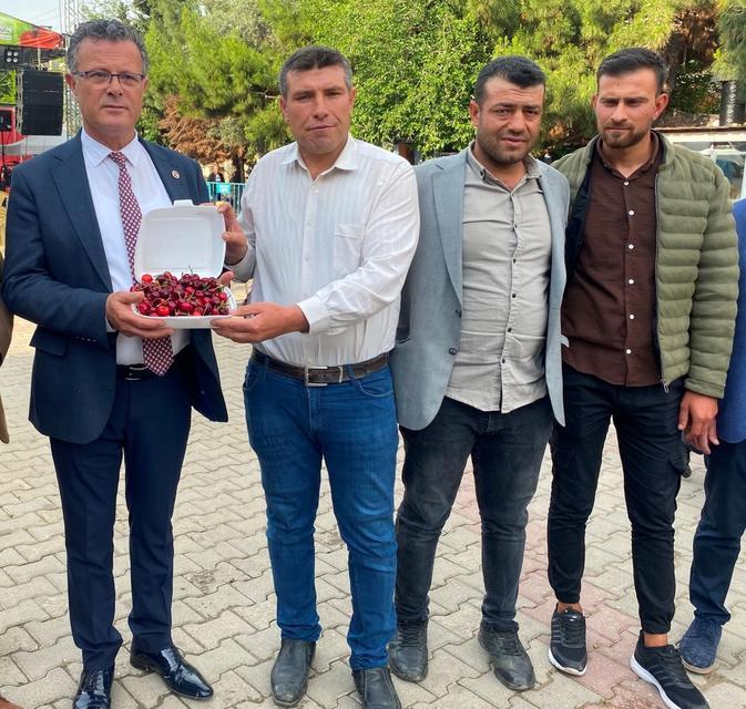 10 DAKİKADA 2 BUÇUK KİLO KİRAZ YEDİ, ALTINI KAZANDI ALAŞEHİR'DE KİRAZ YEME YARIŞMASI RENKLİ GÖRÜNTÜLERE SAHNE OLDU