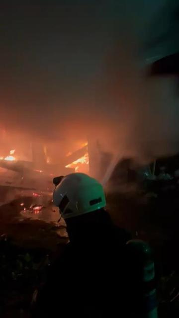 3 katlı binanın kömürlüğünde yangın paniği