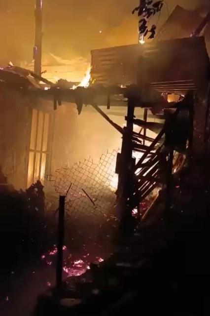 2 katlı ahşap ev alevlere teslim oldu