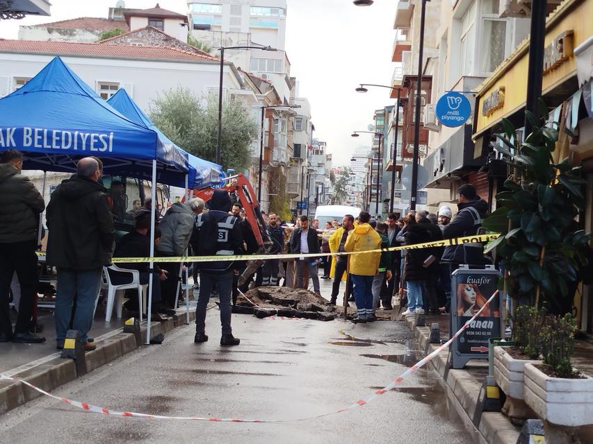İZMİR'DE 2 KİŞİNİN ÖLDÜĞÜ ELEKTRİK AKIMI OLAYINDA KEŞİF YAPILIYOR FACİANIN GERÇEKLEŞTİĞİ YERDEKİ MAZGALLARIN ÇEVRESİ KAZILDI YURT DIŞINDAN GELEN TANIK OLAY YERİNDE İFADE VERDİ