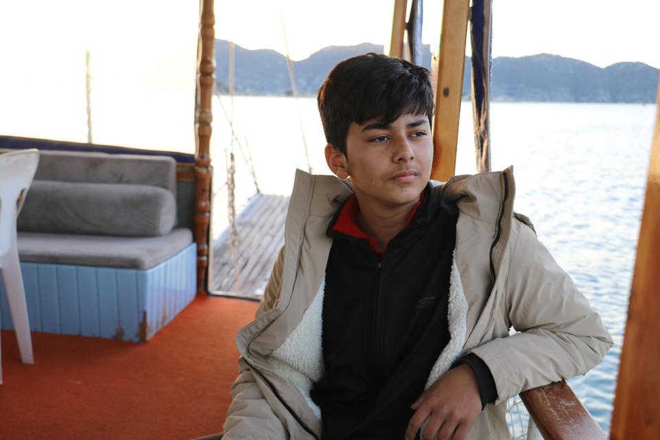 ANTALYA'DAN EĞİTİME YELKEN AÇAN TEKNE, BİR ÇOCUĞUN HAYALLERİNİ TAŞIYOR TEK ÖĞRENCİ İÇİN MAVİ YOLCULUK GİBİ OKUL SERVİSİ TEKNE İLE EVİNDEN ALINIP OKULA GÖTÜRÜLÜYOR DENİZ VE KARA SERVİSİNİ DEVLET KARŞILIYOR DENİZ YOLUYLA TARİHİN VE MAVİNİN İÇİNDEN KISKANDIRAN TAŞIMALI SİSTEM