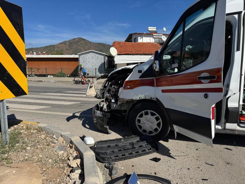 Hasta taşıyan ambulans kazaya karıştı: yaralılar var