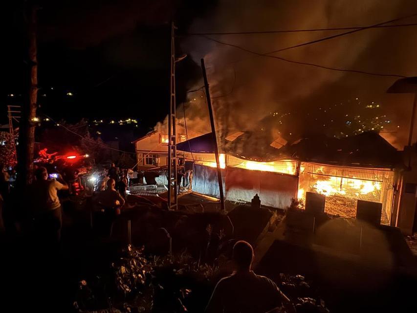 Alevler geceyi aydınlattı: 4 ev 1 yeri kullanılmaz hale geldi