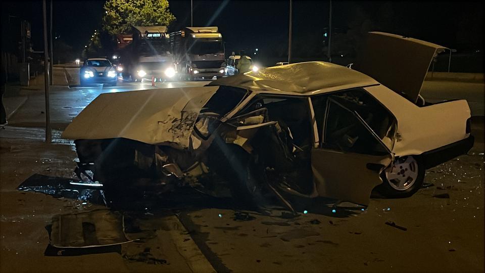 İki otomobil çarpıştı: 5 yaralı