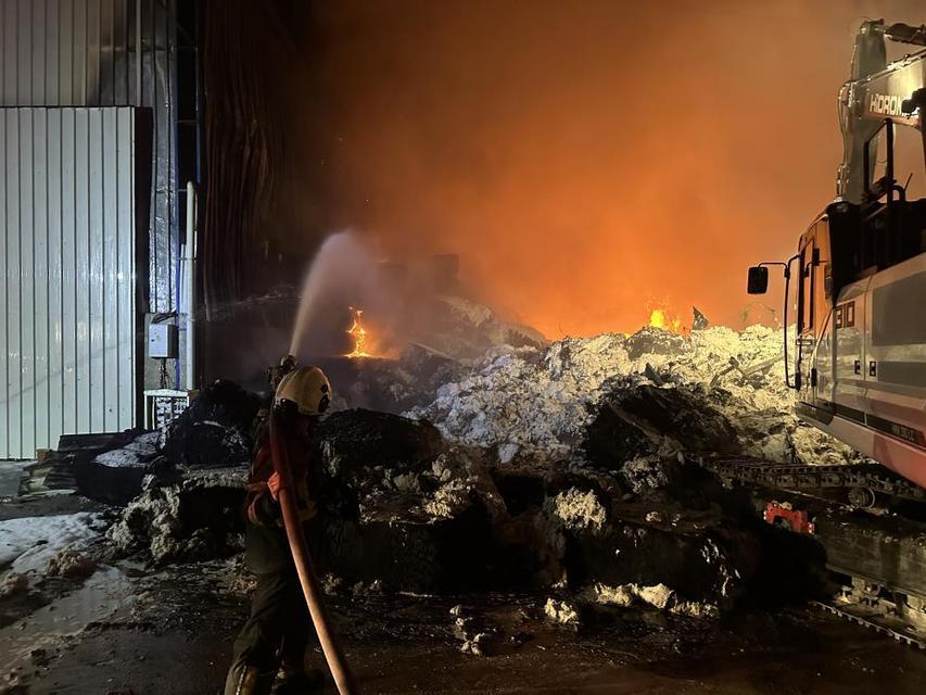 Yangında, itfaiye eri yaralandı