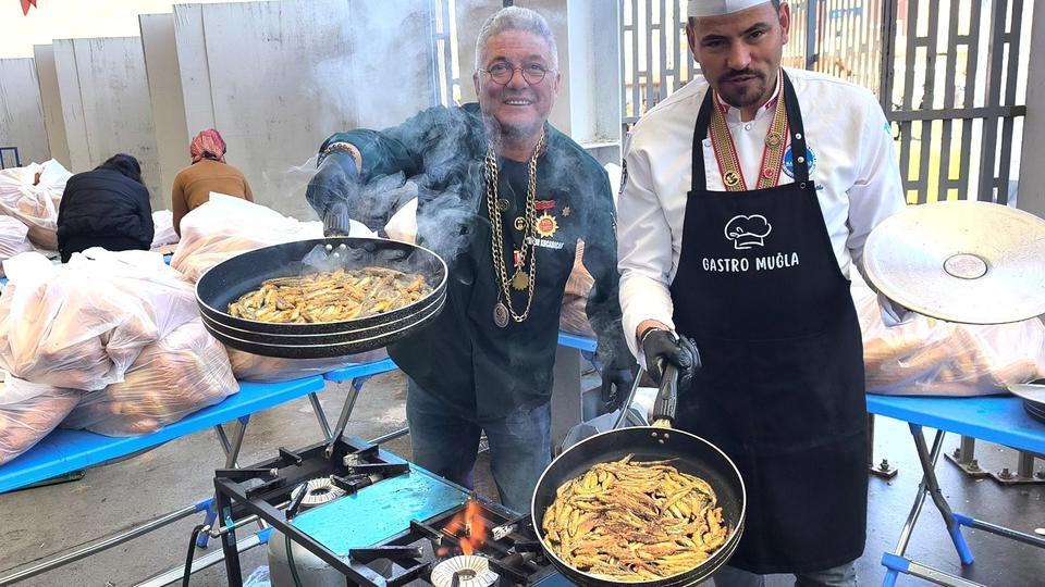 Muğla'da Karadeniz rüzgarı: 5 ton hamsi ikram edildi