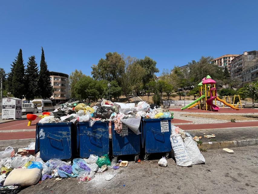 İzmir'de maaş krizi sürüyor: İşçiler parasız, sokaklar çöp dolu