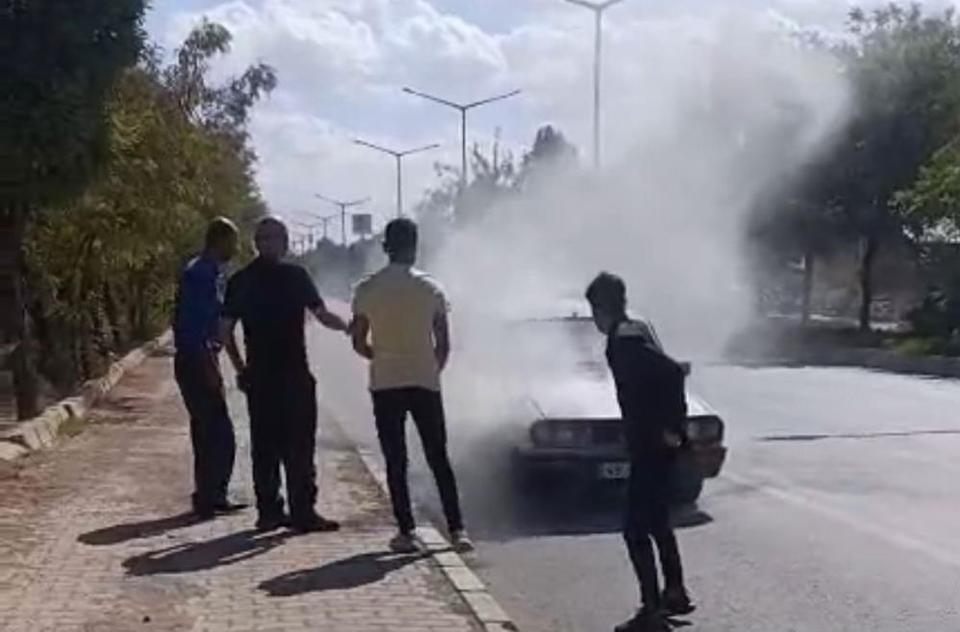 Seyir halindeki otomobil yandı