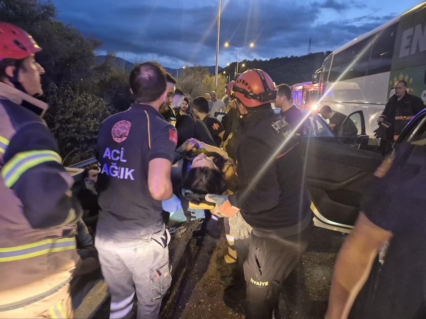 İzmir Otoyolu’nda otobüs ve tırın karıştığı zincirleme kaza: 11 yaralı