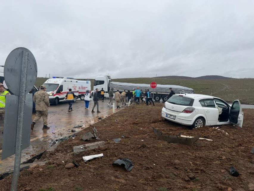 İki araç çarpıştı: 12 yaralı