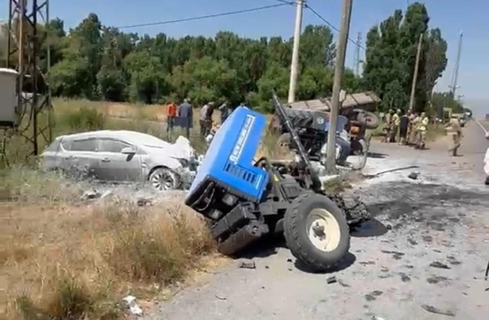 Traktör ile otomobil çarpıştı: 3 yaralı