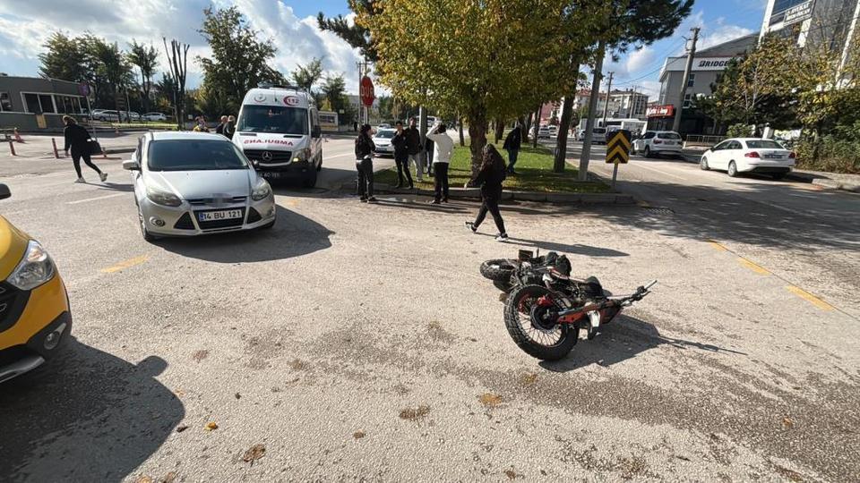 Otomobille motosiklet çarpıştı: 1 yaralı