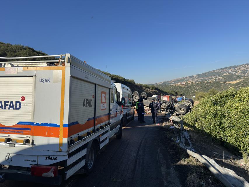 UŞAK'TA DOMATES YÜKLÜ TIR DEVRİLDİ: 1 ÖLÜ