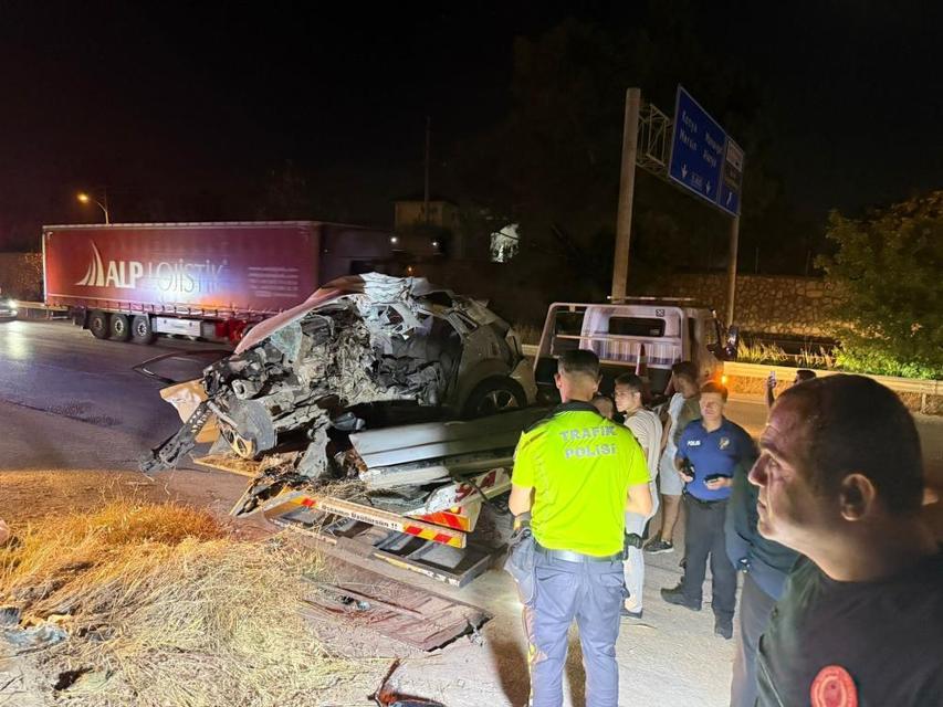Otomobil ikiye ayrıldı! Motoru 40 metre fırladı, acı haber geldi