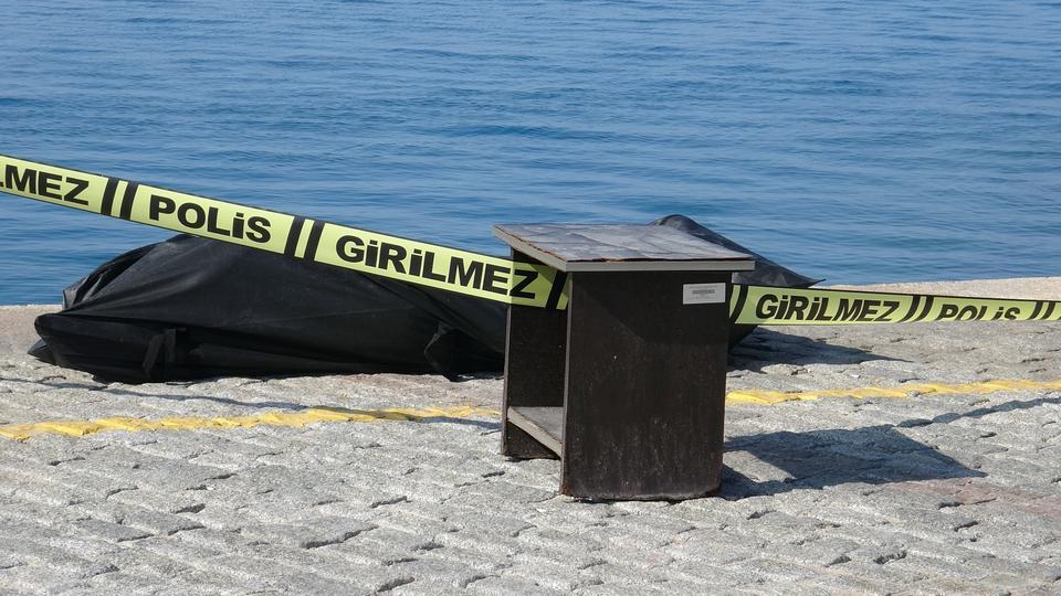 MANZARA İZLEYEN VATANDAŞLAR FARK ETTİ, DENİZDE ERKEK CESEDİ BULUNDU ÜZERİNDEN KİMLİK ÇIKMAYAN 40-45'Lİ YAŞLARDAKİ CESET, ÖLÜM NEDENİ ARAŞTIRILMAK ÜZERE ADLİ TIP MORGUNA KALDIRILDI