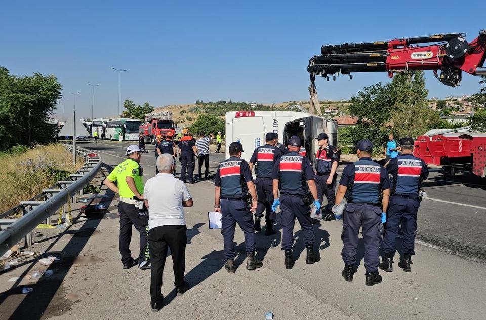 Yolcu otobüsü devrildi: Çok sayıda yaralı var
