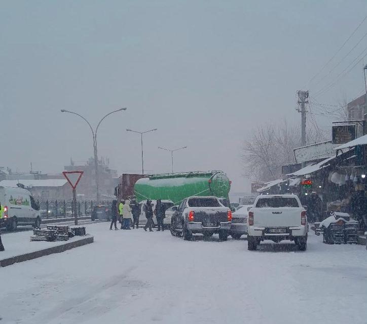 Kar yağışı nedeniyle 5 araç bir birine girdi