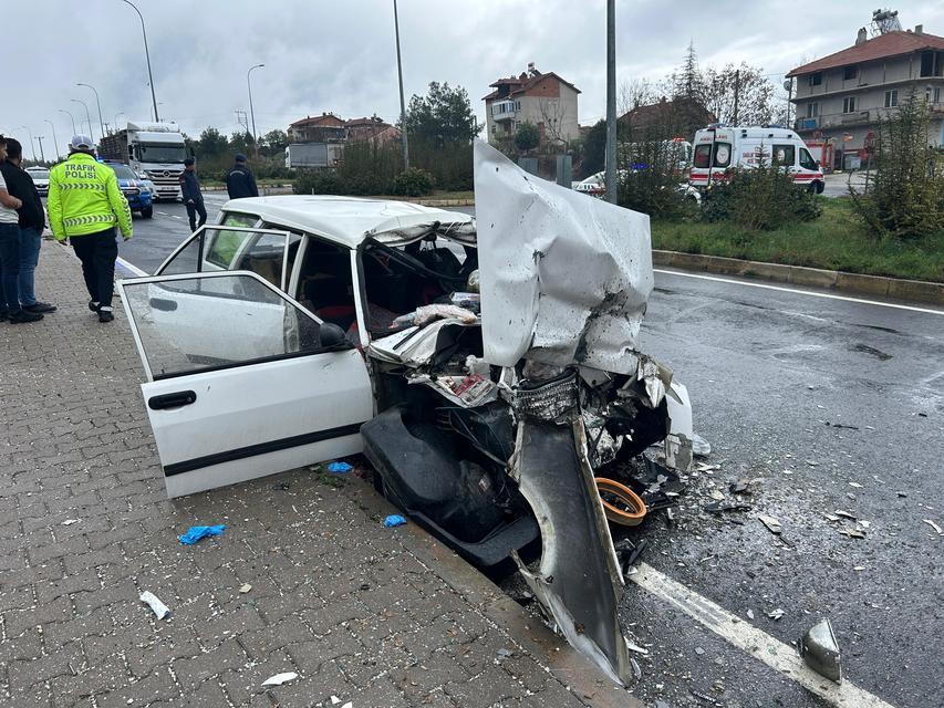 Tırın dorsesine çarpan otomobildeki çift ağır yaralandı